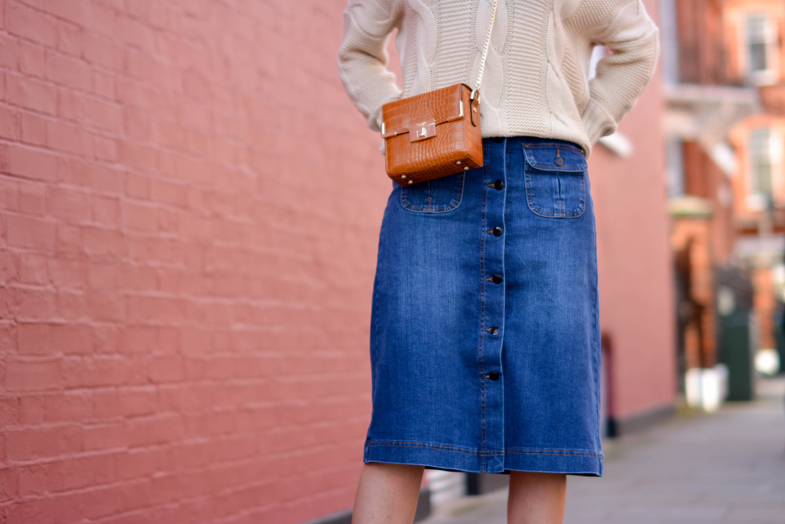 EJSTYLE-Emma-Hill-70s-style-london-street-style-LFW-AW15-MS-denim-a-line-skirt-off-shoulder-cable-knit-jumper-Dune-box-bag-tan.. - Cópia